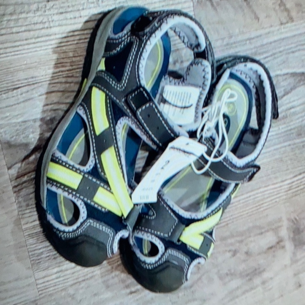 Cherokee closed toe parry sandal
